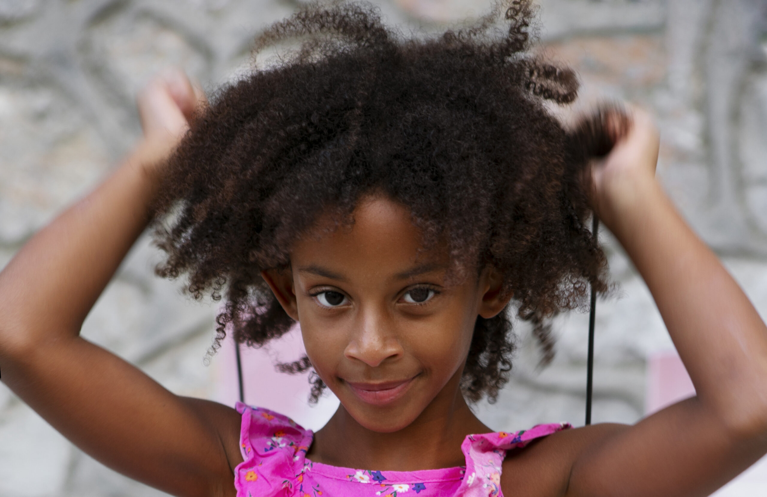 front-view-smiley-girl-posing